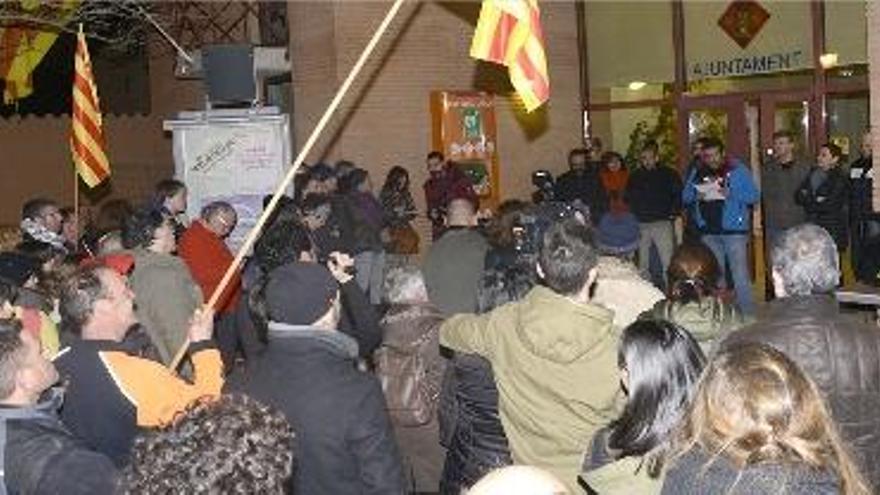 La protesta d&#039;ahir a Viladamat, a la qual es van voler sumar els veïns.