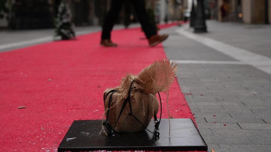 Uno de los árboles de Navidad "desaparecidos" en la alfombra roja de San Torcuato.