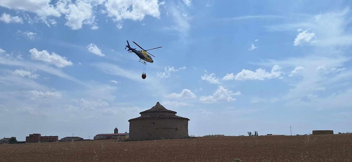 Un helicóptero durante las labores de extinción de las llamas en Villarrín de Campos