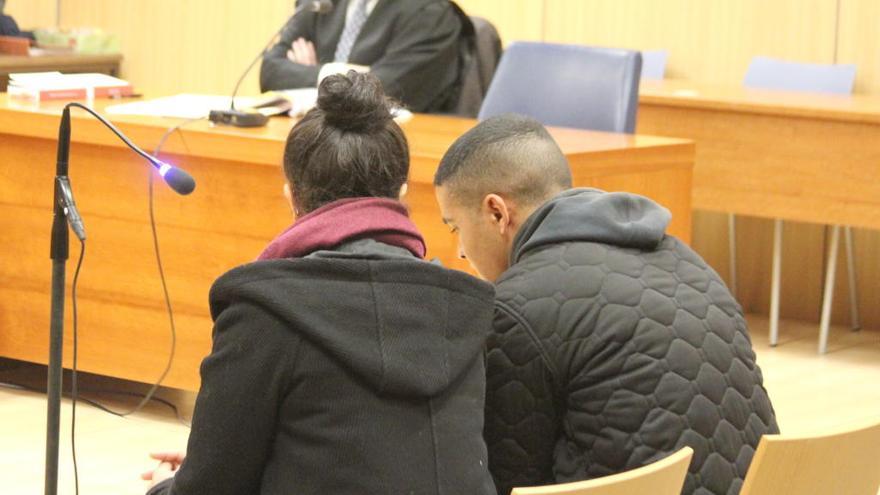 El joven acusado de violar a una niña de doce años, en el juicio junto a la intérprete de árabe.