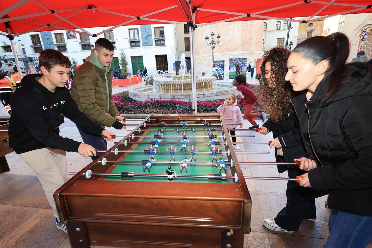 Galería | La final de la Supercopa ya se siente en la Fan Zone de la Plaza Mayor de Castelló