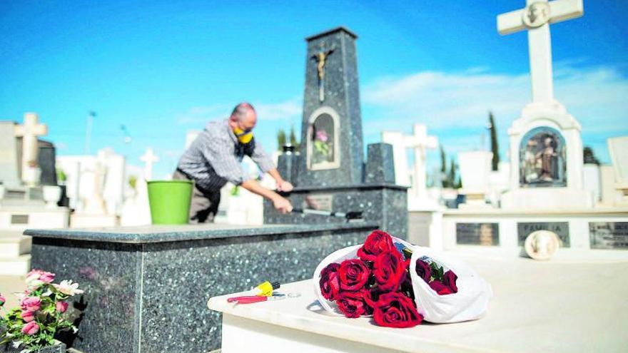 Como marca la tradición, la gente acude a los cementerios para llevar flores a sus seres queridos