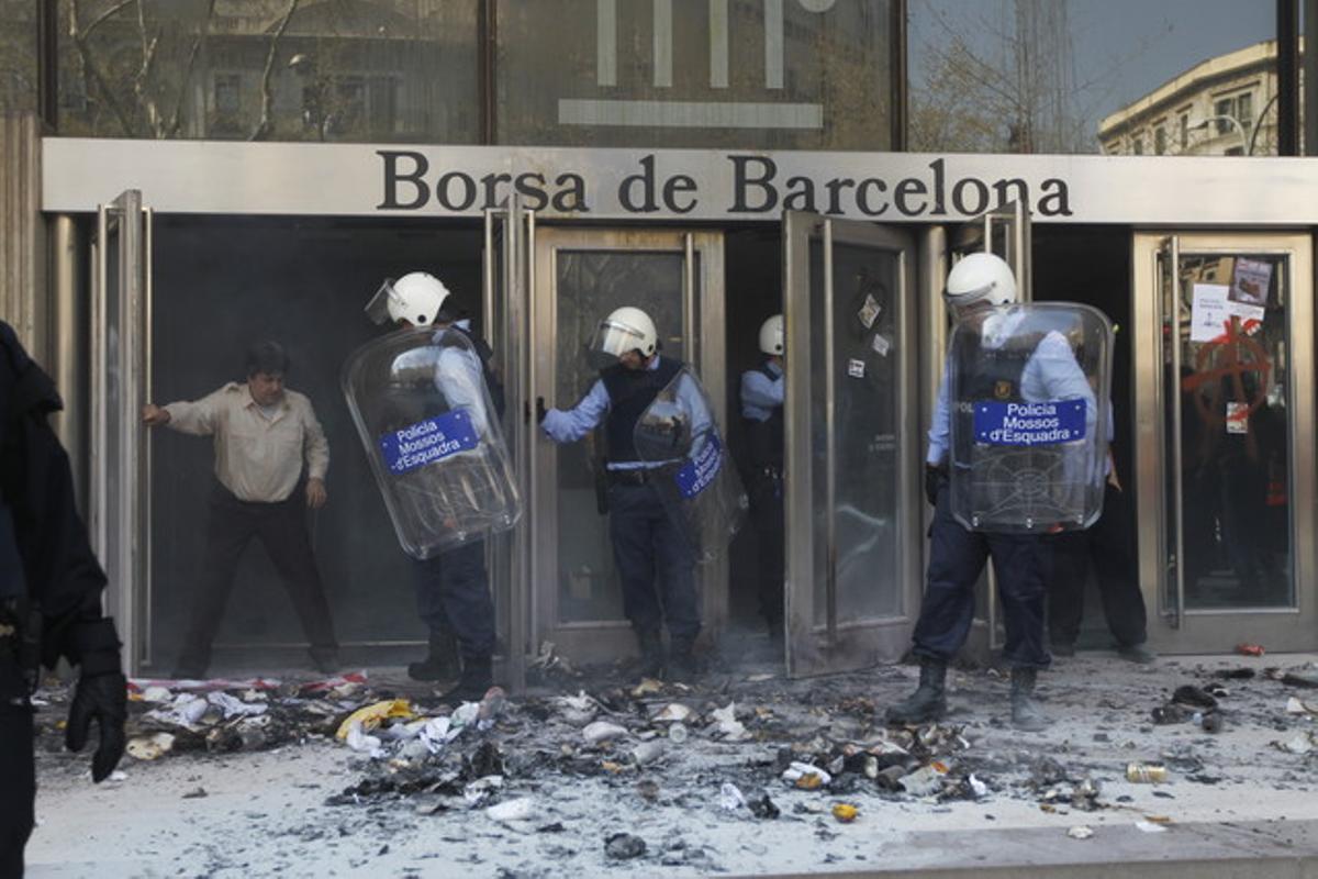 Mossos d’Esquadra a les portes de la Borsa de Barcelona, al passeig de Gràcia.