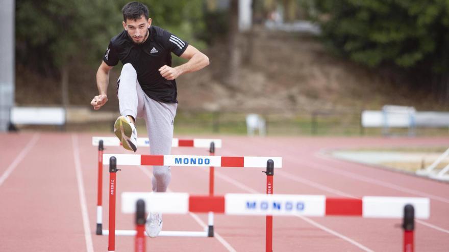 Quique Llopis, durante un entrenamiento en la pista de atletismo de Gandia