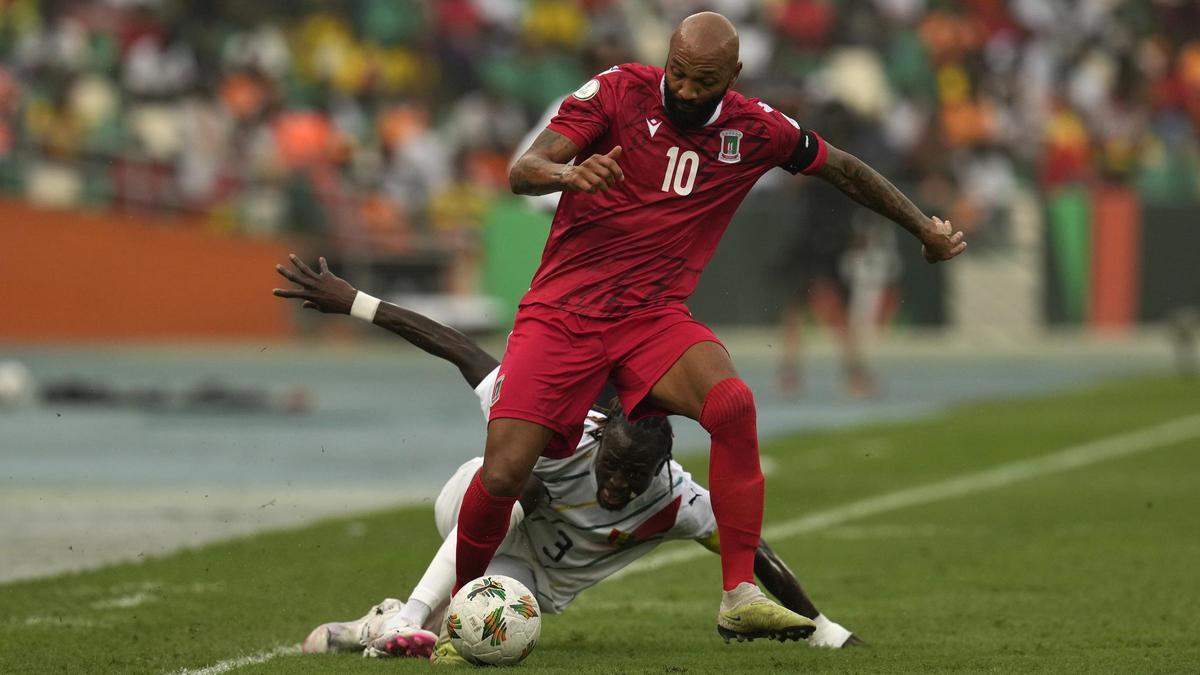 Emilio Nsue supera a Issiaga Sylla en los cuartos de final de la Copa de África frente a Guinea
