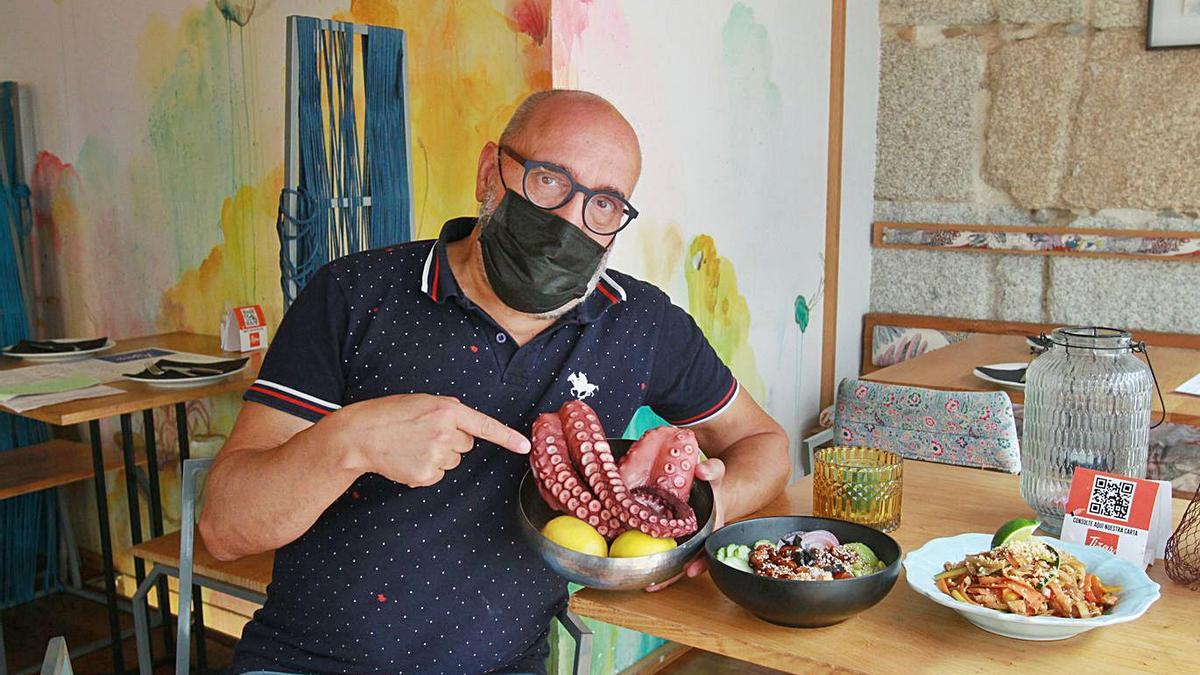 Constantino Iglesias con algunos de los platos de Tizar Gourmet en Santa Eufemia. |   // IÑAKI OSORIO