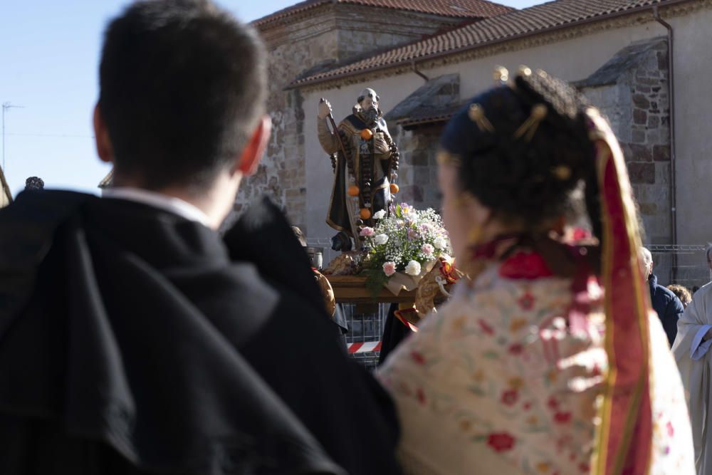 Monfarracinos celebra San Antón con las tradicionales "relaciones"