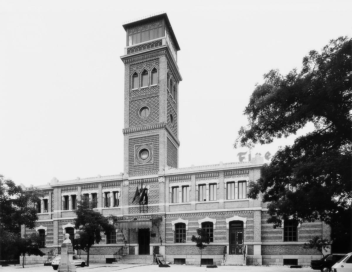 Uno de los edificios que lleva su firma es la Casa Árabe o Antiguas Escuelas Aguirre (1881)
