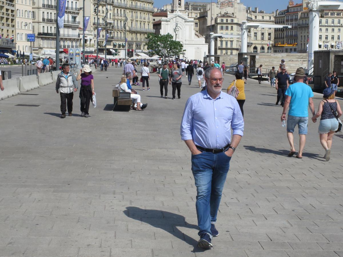 Andoni Zubizarreta Urreta, paseando por Marsella, en su época de Director Deportivo del club francés.