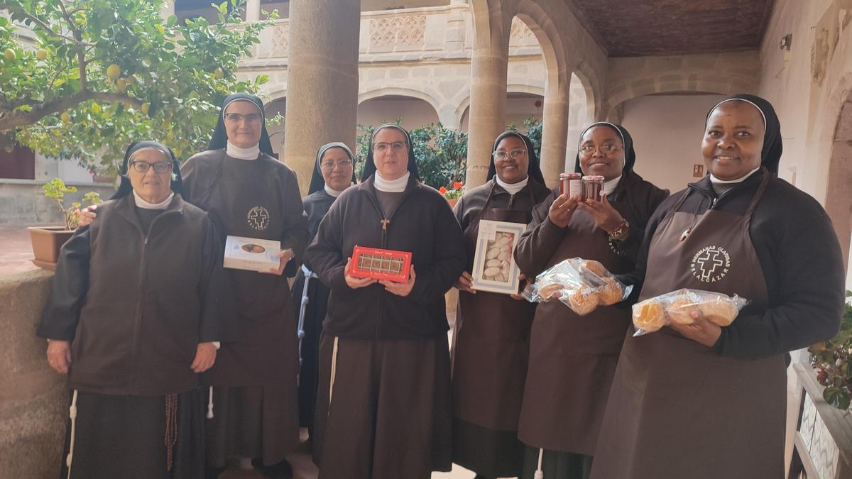 Algunas de las hermanas que habitan el convento de Belalcázar, con sus dulces.