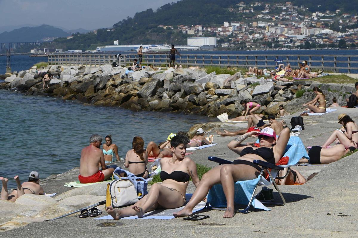 Bañista sen la ETEA Vigo ayer.