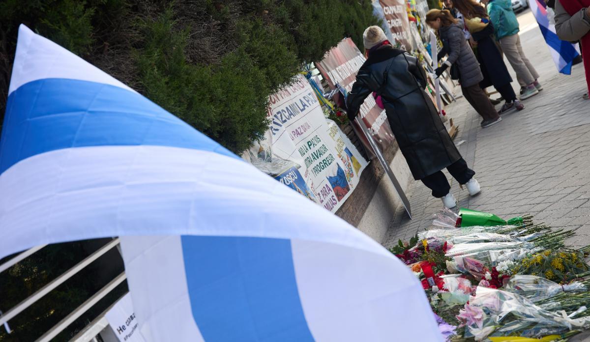 Imagen tomada durante el homenaje, que se celebra dos días después del funeral del líder opositor ruso, se ha realizado una ofrenda floral.