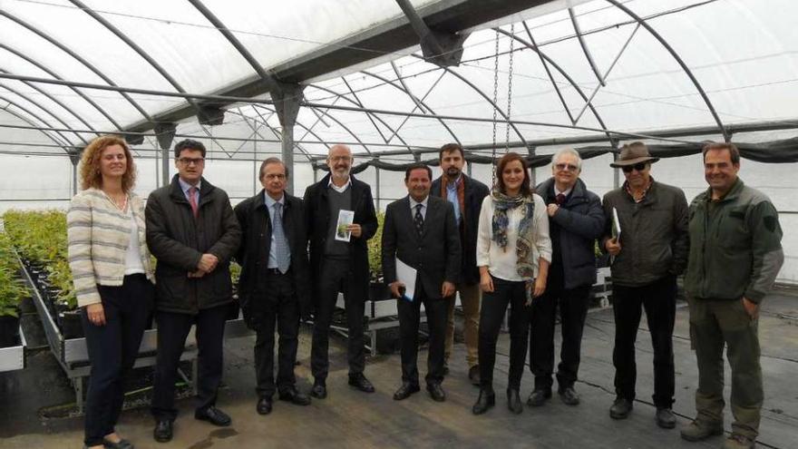 Representantes de Inditex y la Xunta, ayer, en una reunión el Centro de Investigación Forestal de Lourizán.