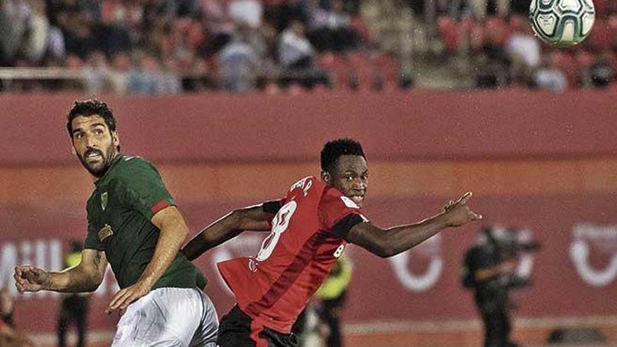 Baba Rahman disputa un balÃ³n de cabeza ante el veterano RaÃºl GarcÃ­a, en el encuentro frente al Athletic de Bilbao del pasado viernes.