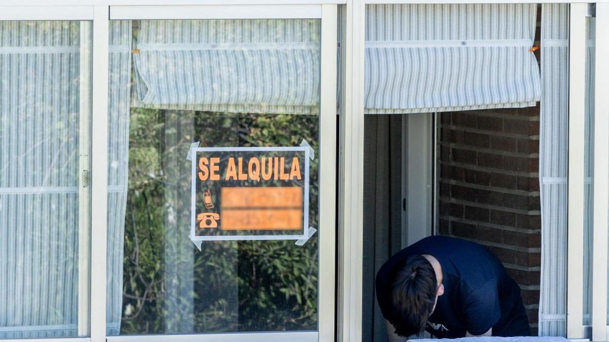 Cartel de ‘Se alquila’ en una vivienda.