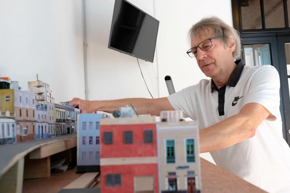 Klaus, el alemán que hace maquetas del barrio de La Isleta.