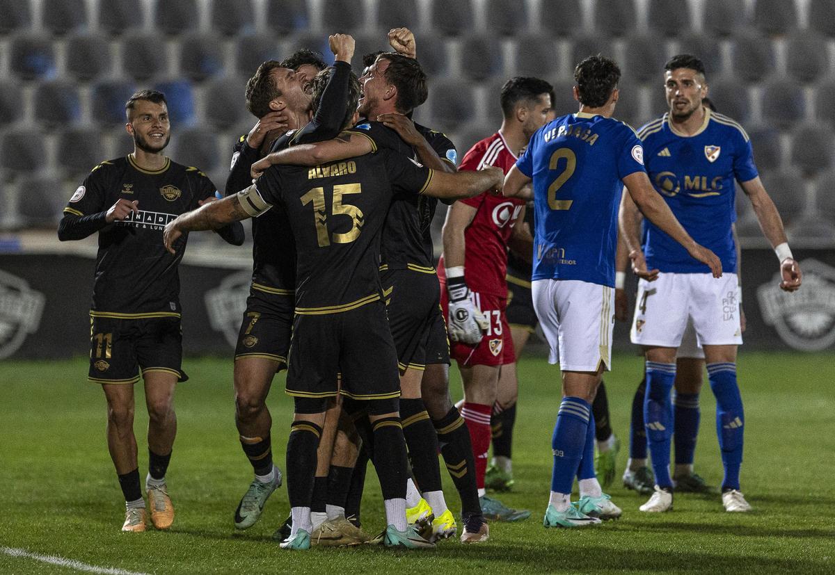 Los jugadores del Intecity celebran el gol anotado por Jon Cebrio ante el Linares Deportivo