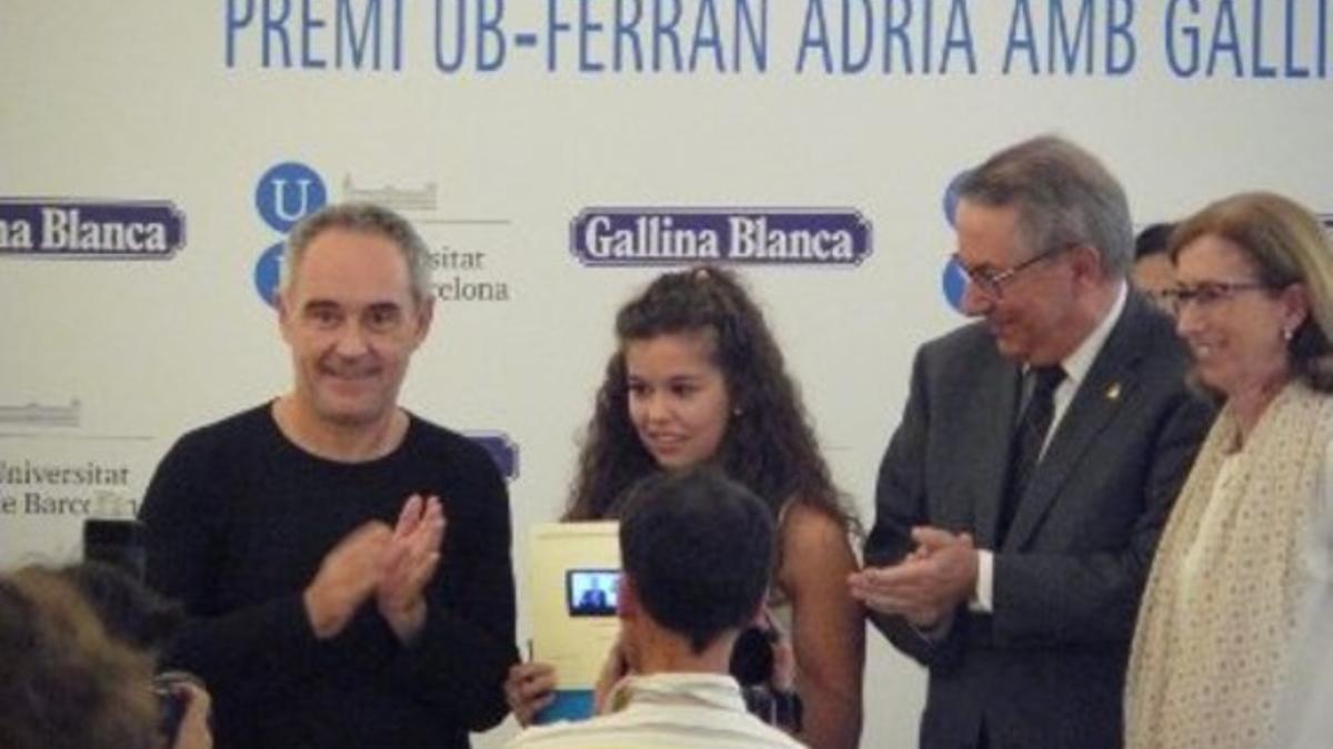 Entrega del primer premio de la 4ª edición a la alumna Alba Serrano Matínez, del Instituto Arnau Cadell.