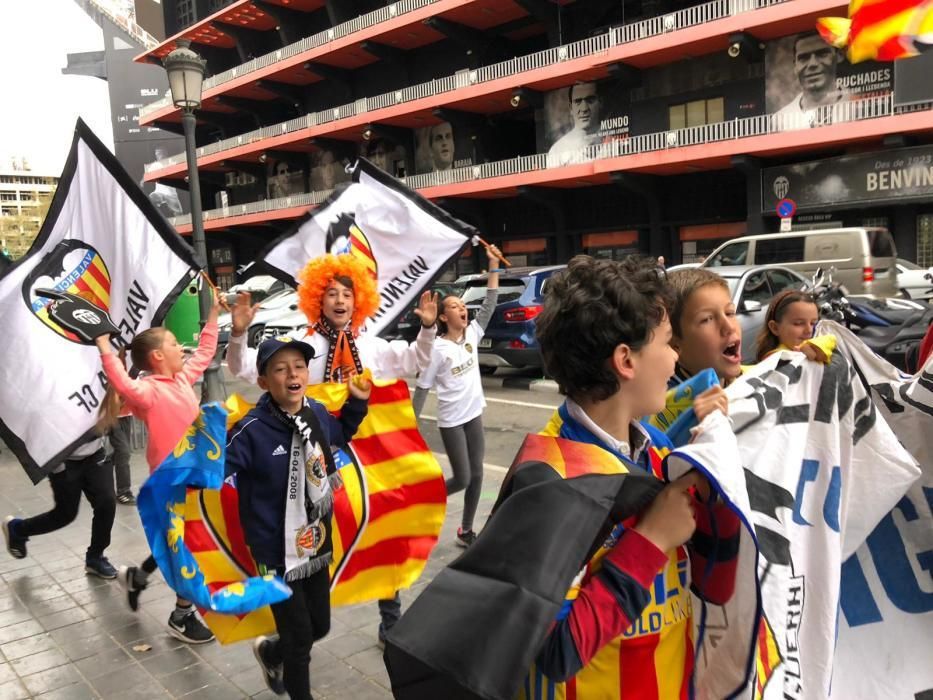 Momentos de la marcha cívica por el centenario del Valencia CF.