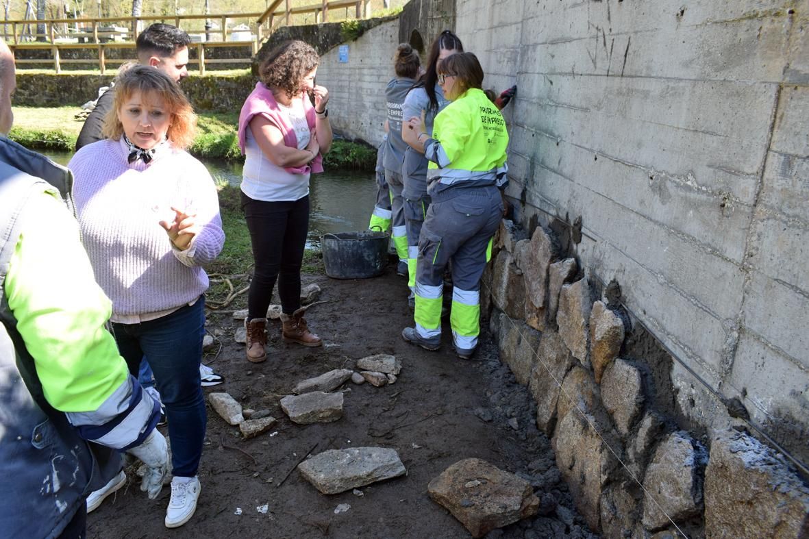 Alumnos del "Obradoiro de Emprego Xóvenes" durante la reforma y ajardinamiento del Parque Irmáns Dios Mosquera, en Valga.