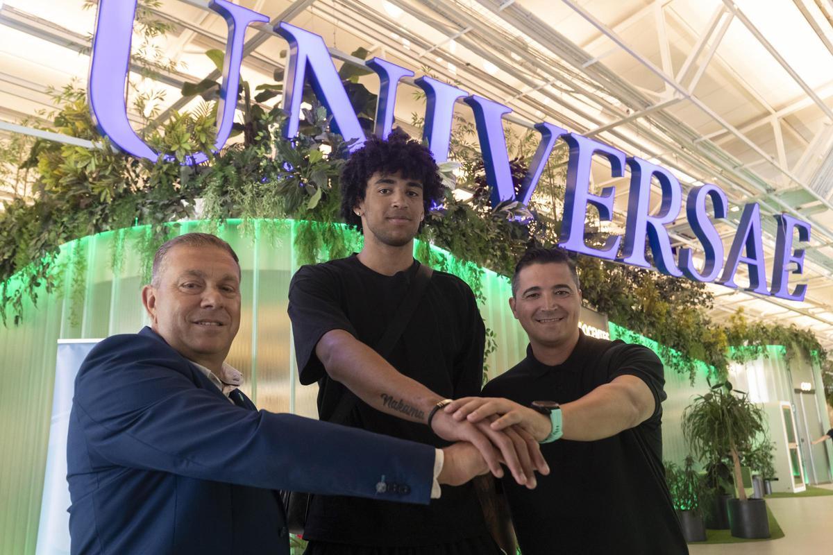 El jugador de baloncesto Izan Almansa visita a las instalaciones del Instituto Superior de FP UNIVERSAE Murcia