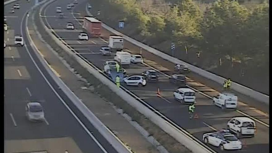 Efectivos de emergencias, junto al coche siniestrado cerca de Alcampo