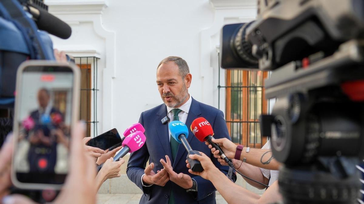 El consejero de Infraestructuras, Transporte y Vivienda de la Junta de Extremadura, Francisco José Ramírez, atiende a los medios antes de comparecer en la Asamblea