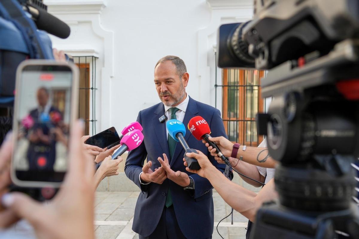 El consejero de Infraestructuras, Transporte y Vivienda de la Junta de Extremadura, Francisco José Ramírez, atiende a los medios antes de comparecer en la Asamblea