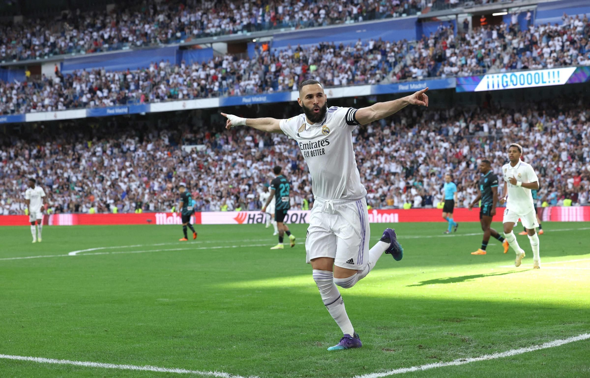 Karim Benzema celebra uno de sus goles ante el Almería.