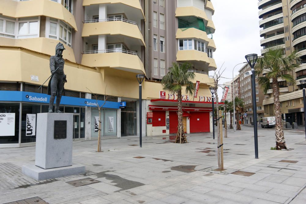 Con más de una semana de confinamiento cumplida, la ciudad de Málaga sigue dejando imágenes desoladoras en sus calles. Pocos transeúntes en puntos siempre tan bulliciosos como el Muelle Uno o apenas tráfico en el Paseo de los Curas, normalmente atestado de vehículos a cualquier hora del día.