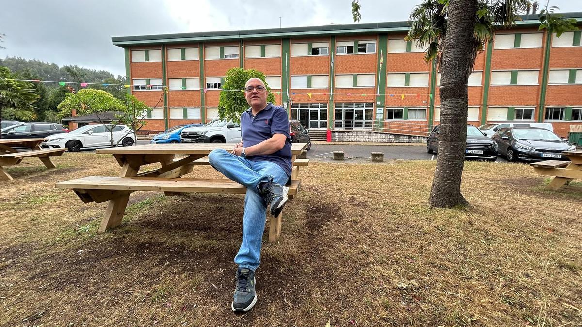 Jorge Monferrer, frente al colegio El Vallín de Piedras Blancas.