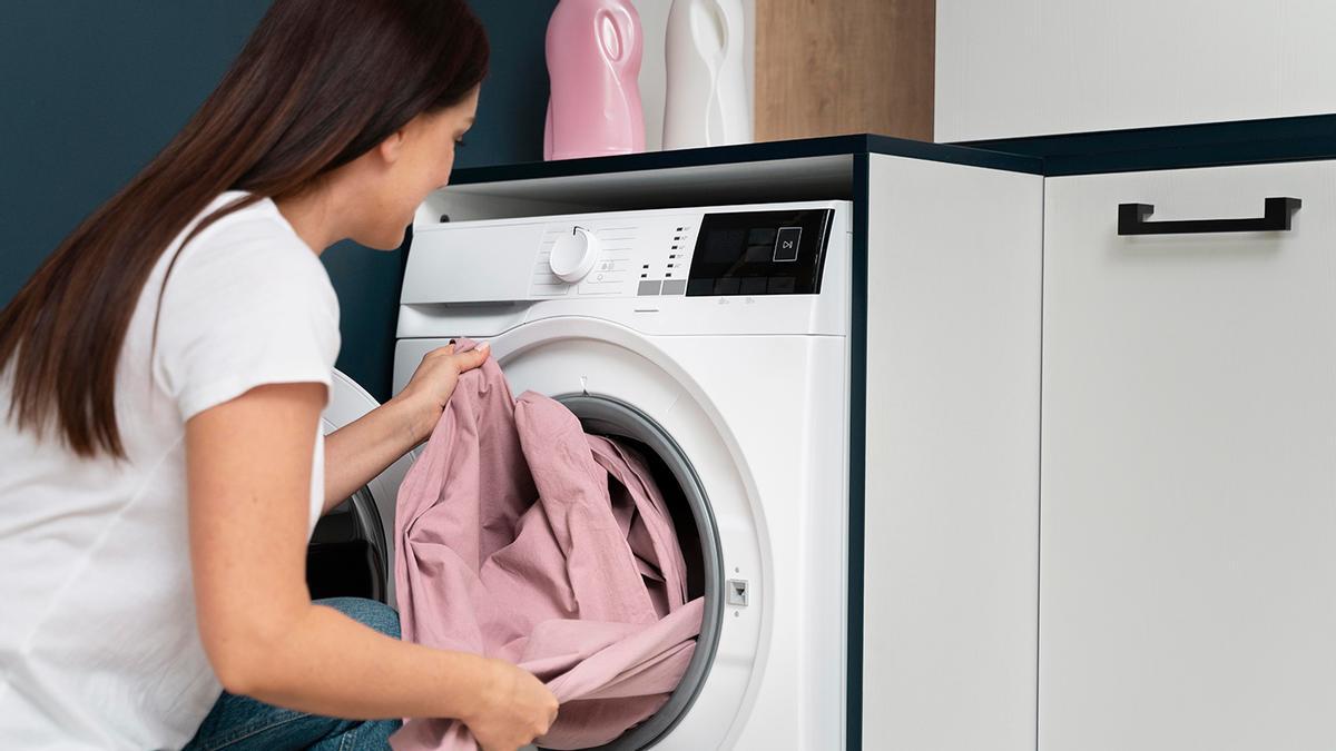 Adiós a la suciedad del rincón secreto de la lavadora: así es como debes sacarlo para no estropear tu electrodoméstico