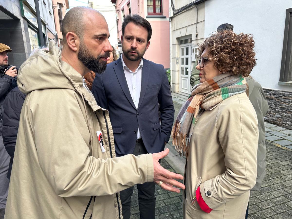 El presidente del comité de empresa, Javier Fernández, con la alcaldesa de Navia, Ana Isabel Fernández, y el presidente del PP, Álvaro Queipo.