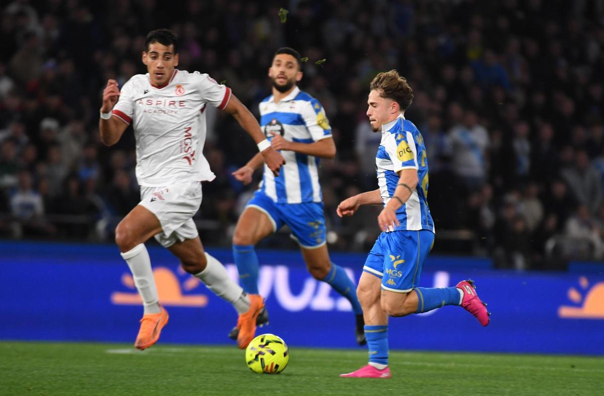 Mario Soriano encara a un jugador de la Cultural Leonesa en la primera vuelta en Riazor.