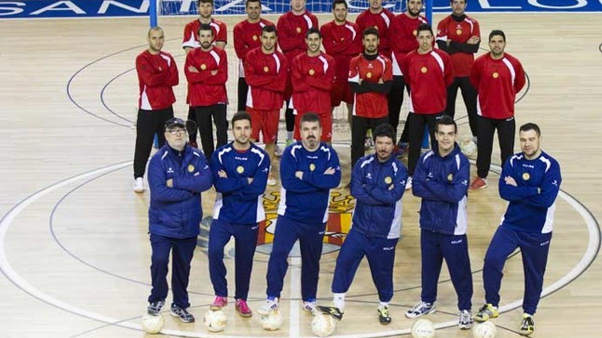 Jugadores y cuerpo técnico, en el Pavelló Nou de Santa Coloma
