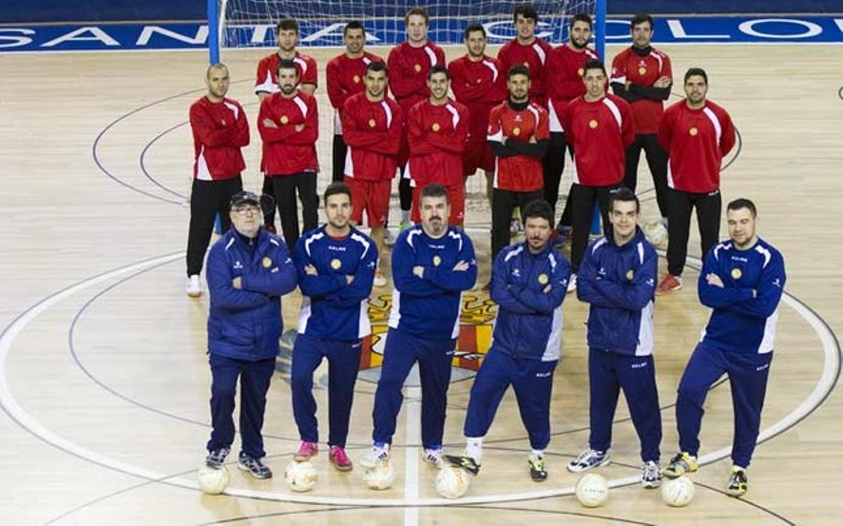 Jugadores y cuerpo técnico, en el Pavelló Nou de Santa Coloma