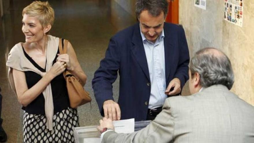 Zapatero vota entre aplausos y abucheos