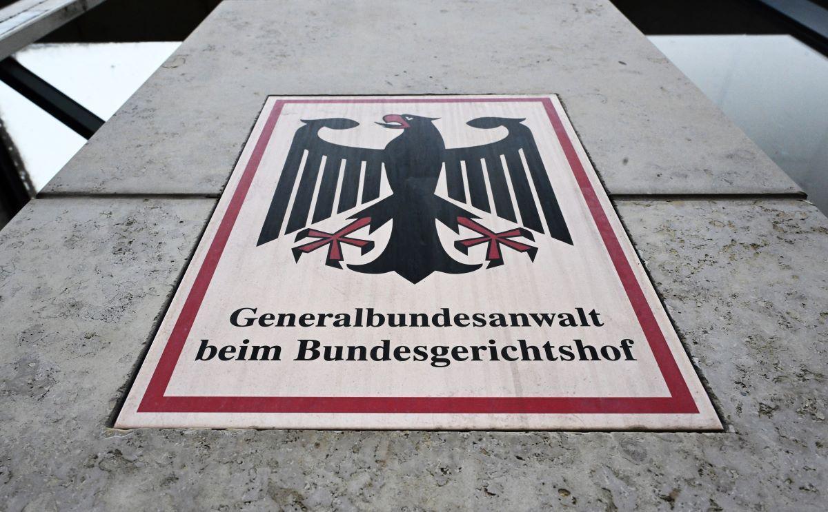 Ein Hinweisschild mit Bundesadler und dem Schriftzug „Generalbundesanwalt beim Bundesgerichtshof“, aufgenommen vor der Bundesanwaltschaft.