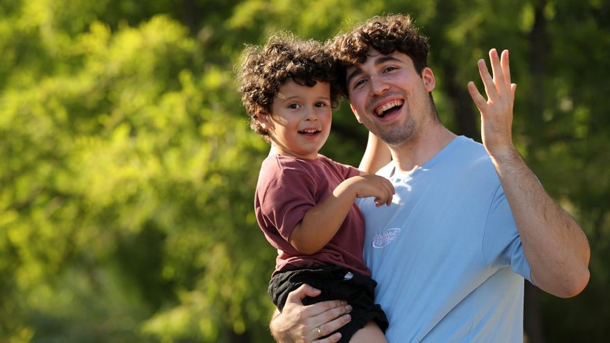 La familia de un niño con autismo: "Empezó la terapia sin decir una palabra y ahora ya tararea canciones"
