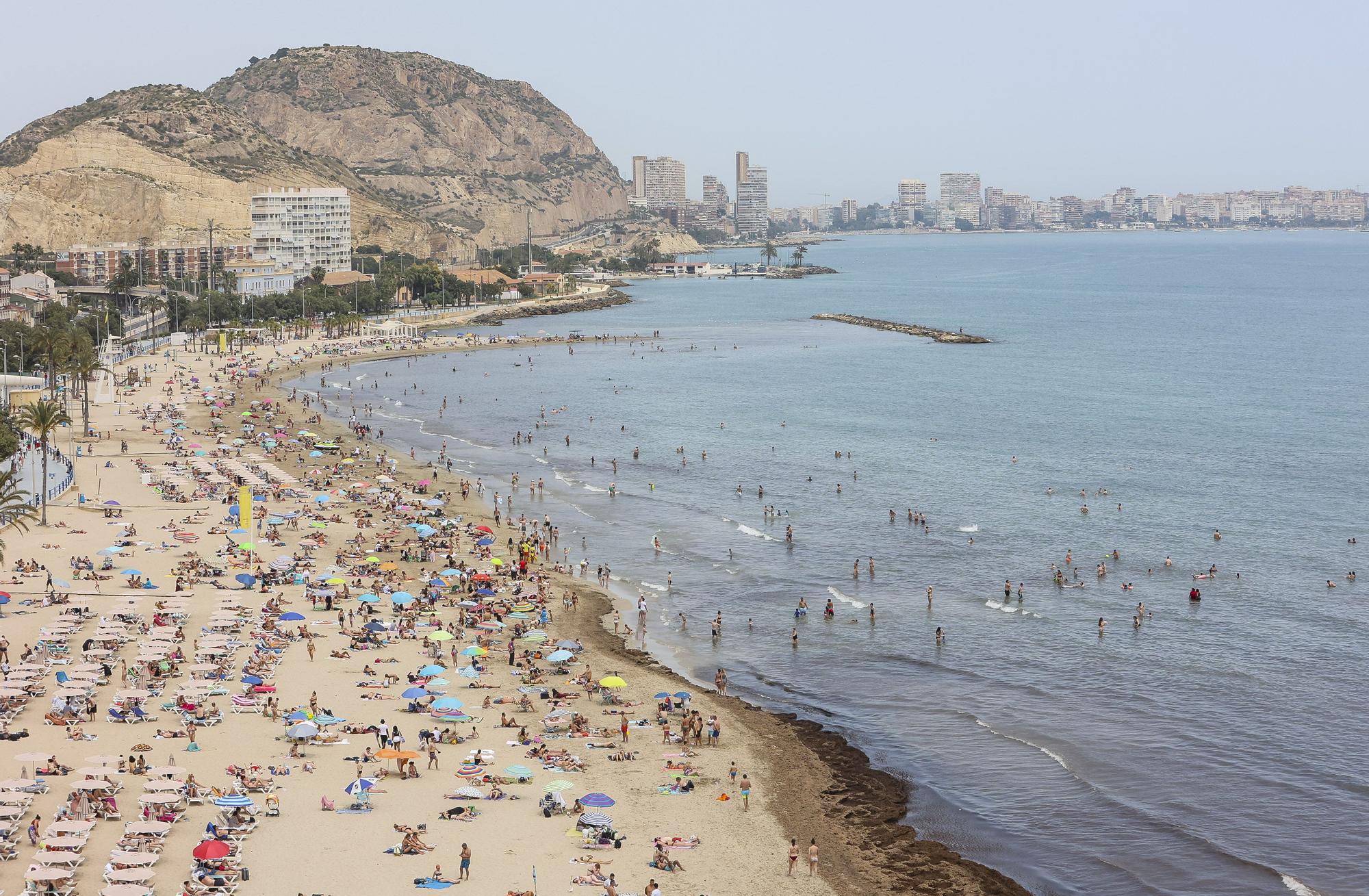 La playa del Postiguet se llena de bañistas