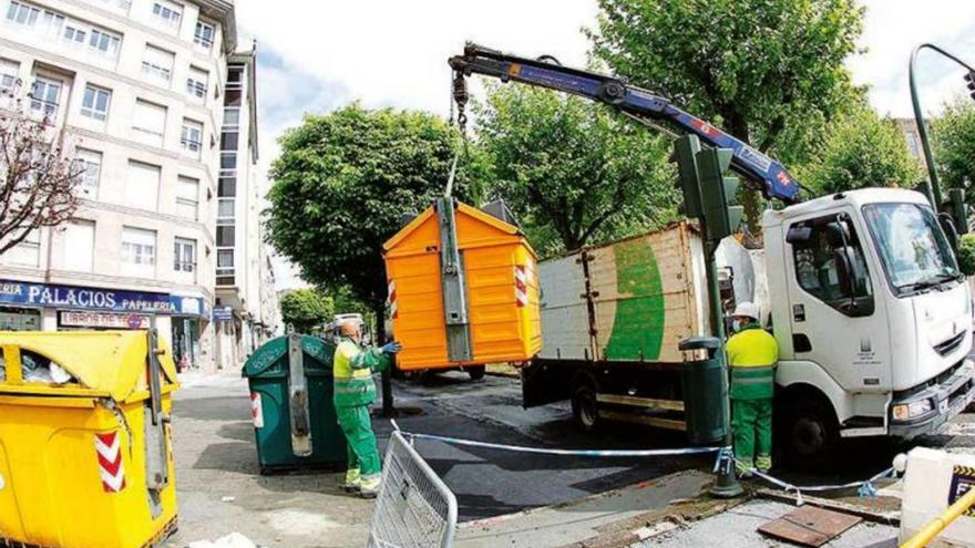 Dos trabajadores durante el servicio de recogida de basura en la capital gallega / ECG