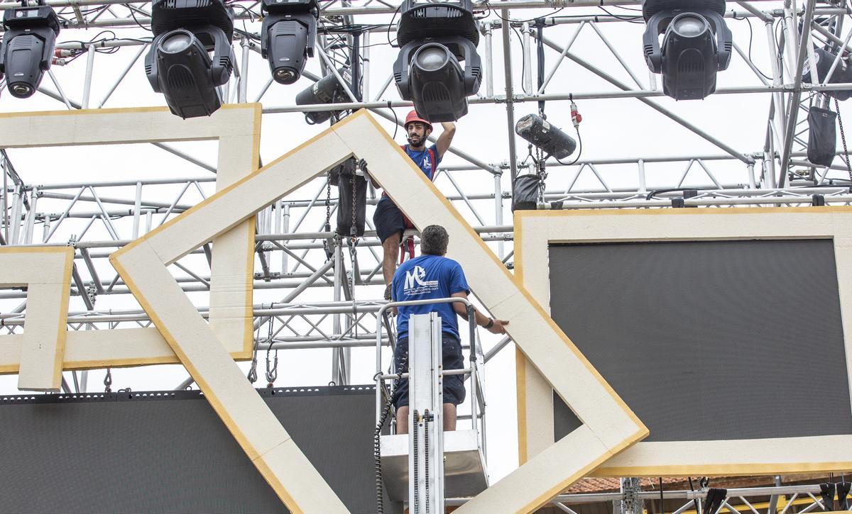 El artista Federico Molinero instala la escenografía para el festival de elección de la Bellea