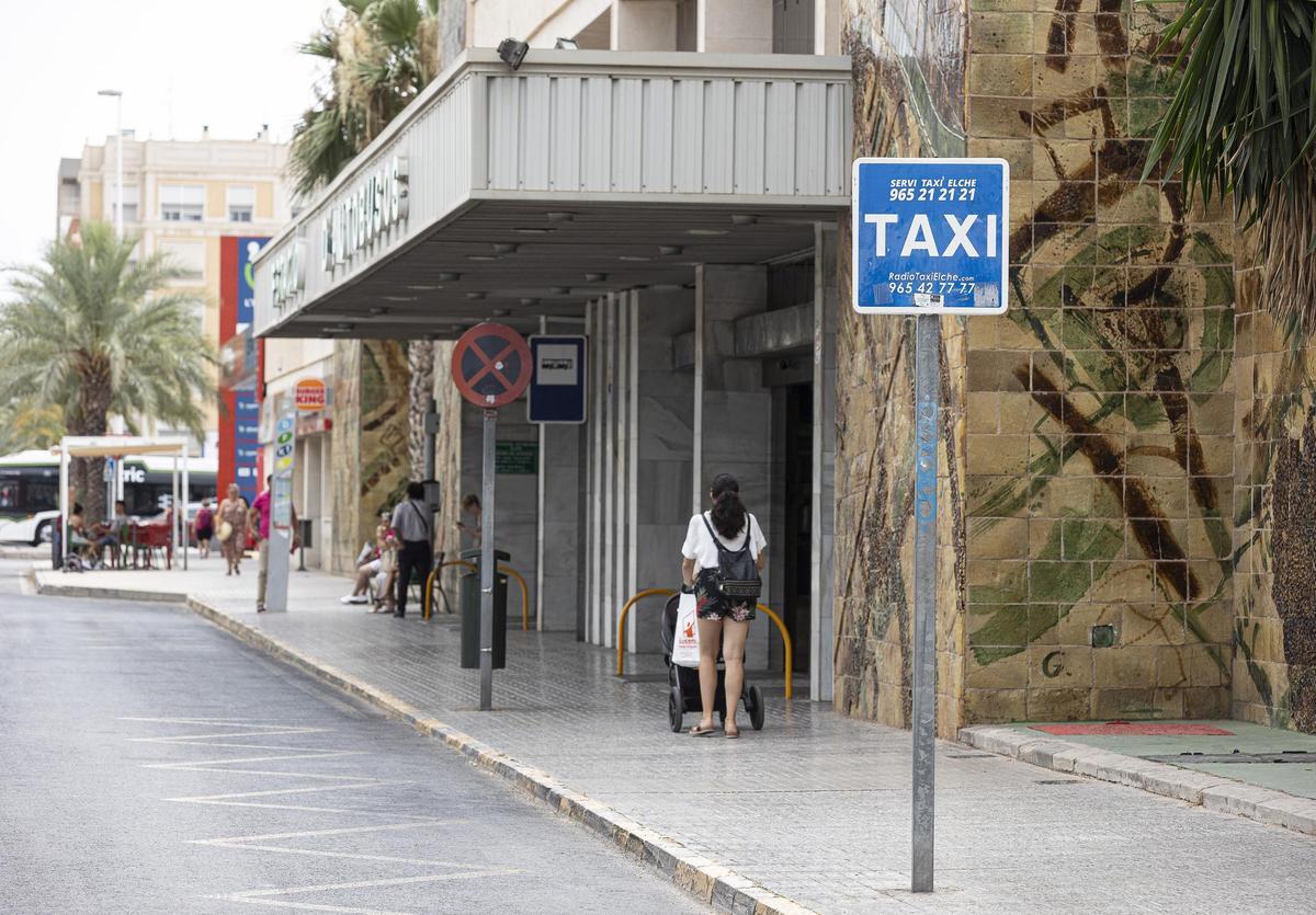 Sin taxis en la parada de autobuses de Elche