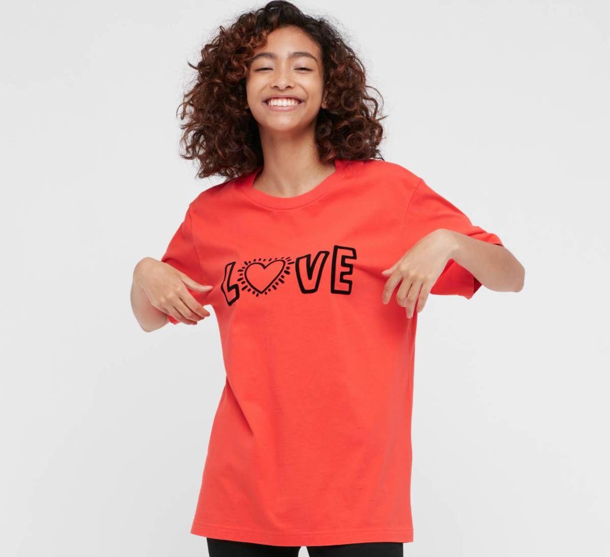Camiseta de Uniqlo con dibujo 'Love' estampado