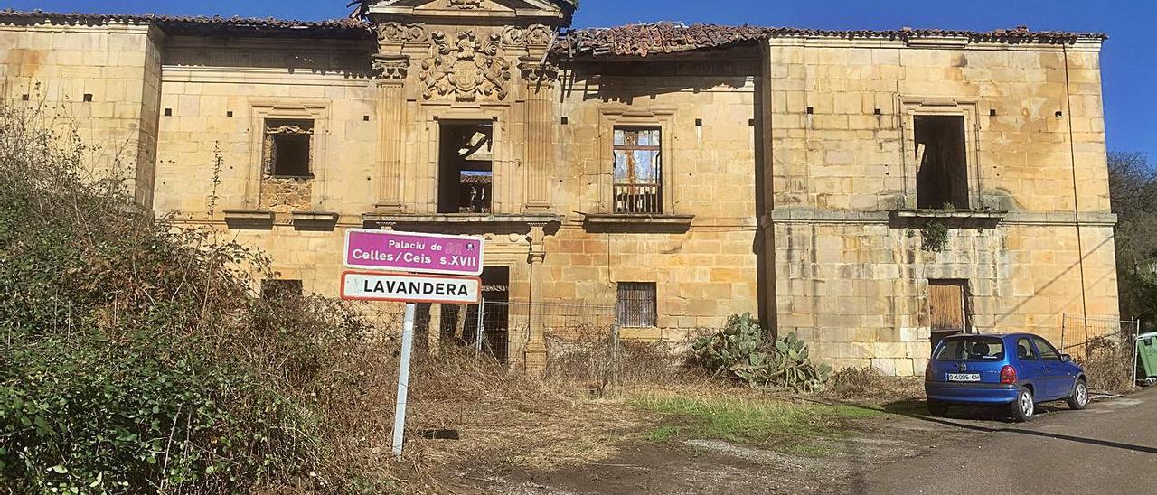 Estado del palacio de Celles, en Siero, en la jornada de ayer. | A. I.