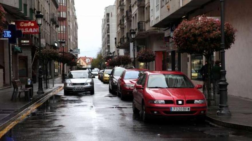 La calle Justo Martínez será íntegramente zona azul.  // Bernabé/Luismy