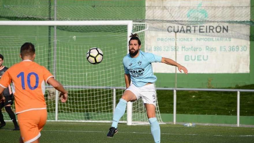 Segura golpea el balón en el partido entre el Beluso y el Valladares. // Gonzalo Núñez