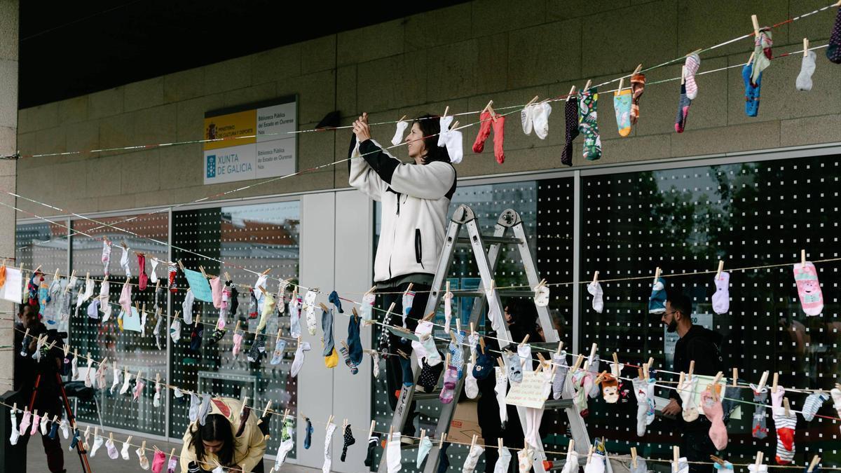 El tendal de calcetines a puertas de la biblioteca municipal
