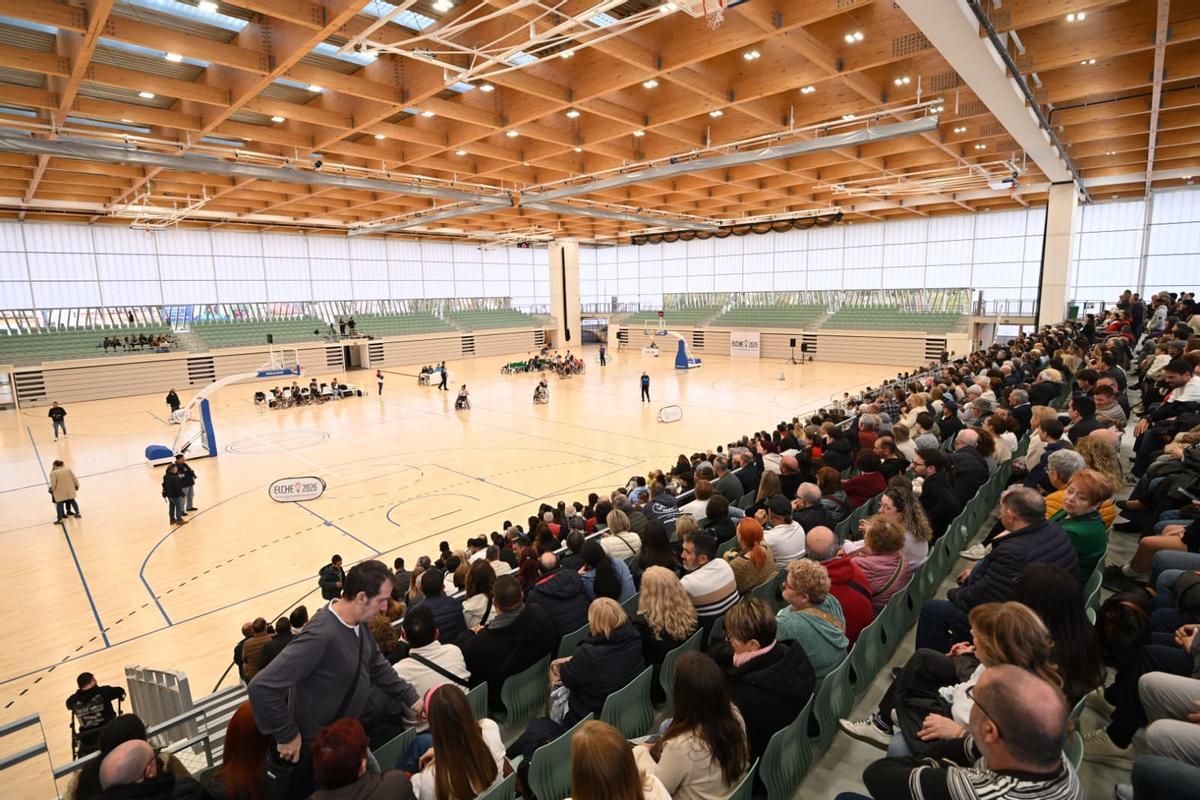 El pabellón está ubicado junto al centro comercial l'Aljub de Elche y cuenta con capacidad para más de 3.000 espectadores