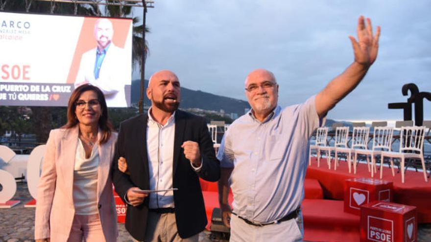 La exalcaldesa Lola Padrón y el exalcalde Salvador García arroparon al candidato Marco González (centro) en su presentación.